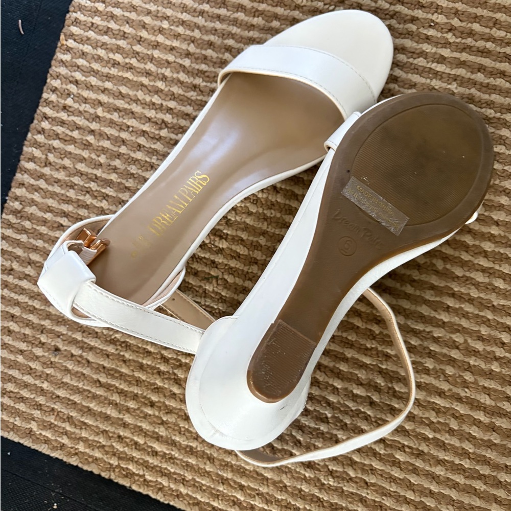 White dress shoe, size 6 women